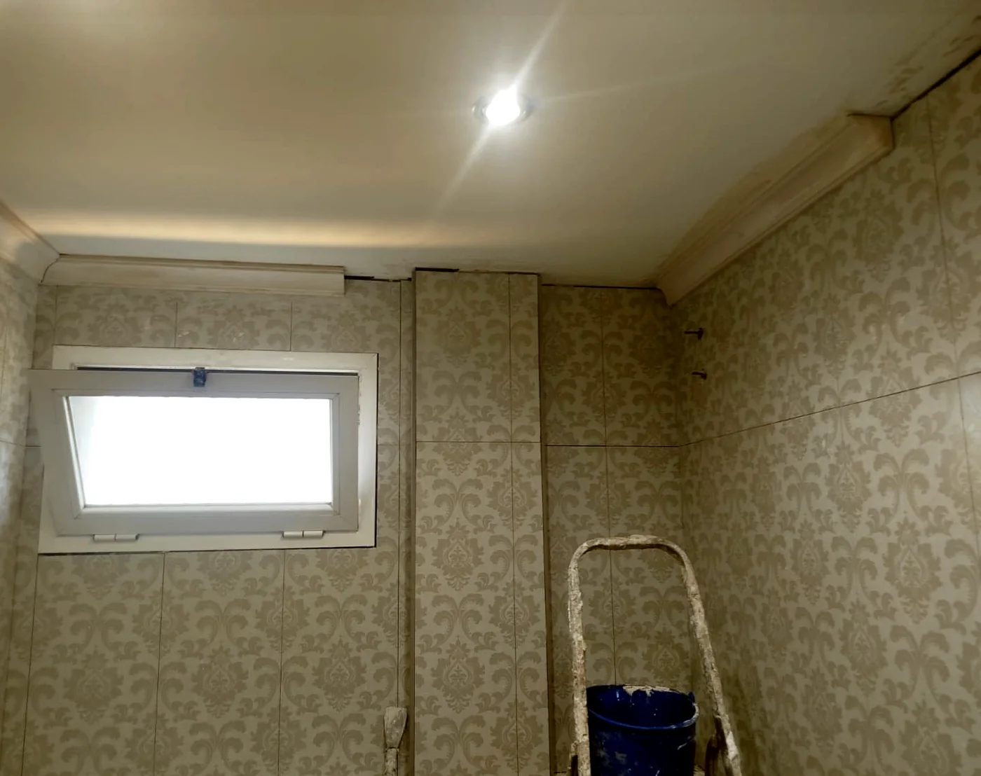 Baño alicatado con revestimiento decorativo y ventana