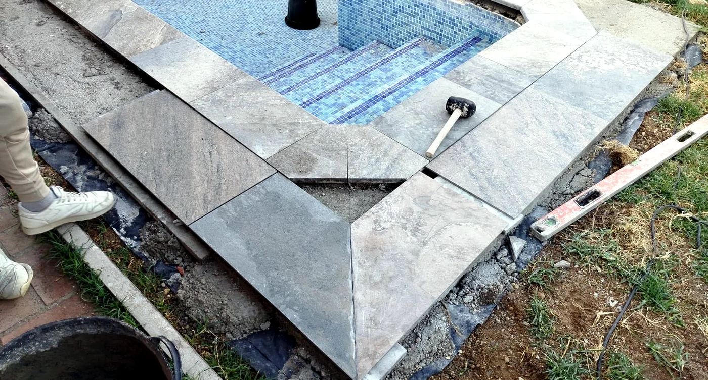 Colocación de piezas cerámicas en borde de piscina