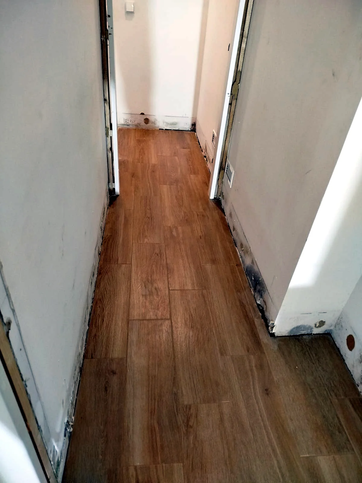 Suelo efecto madera en pasillo